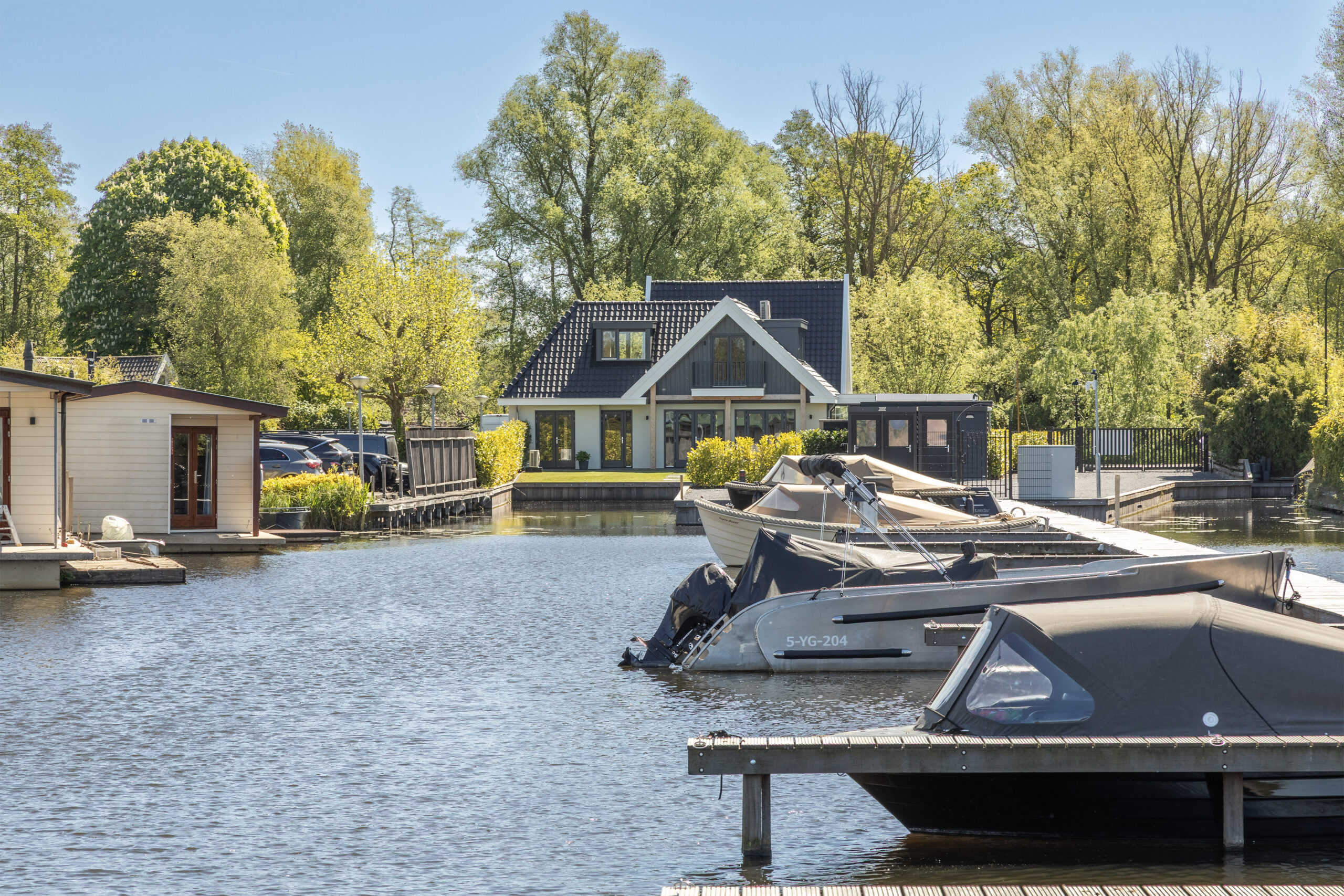Jachthaven met sloepen